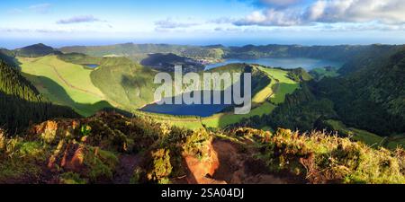 Wanderweg führt zu einen Blick auf die Seen von Sete Cidades, Azoren, Portugal Stockfoto