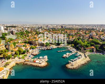 Aus der Vogelperspektive auf die osmanischen Häuser und die Altstadt von Antalya Marina Stockfoto