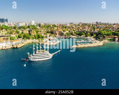 Aus der Vogelperspektive auf die osmanischen Häuser und die Altstadt von Antalya Marina Stockfoto