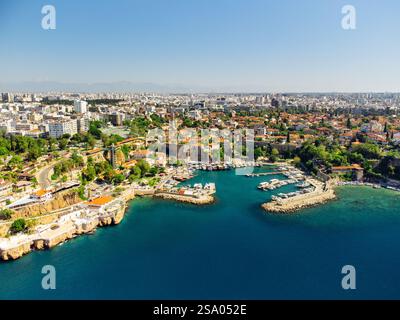 Aus der Vogelperspektive auf die osmanischen Häuser und die Altstadt von Antalya Marina Stockfoto