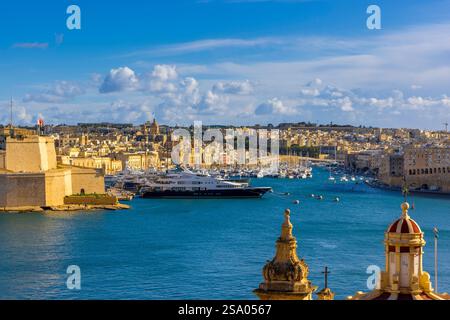 Blick auf Birgu und Fort St. Angelo von den Upper Barrakka Gardens, Valletta, Malta, Südeuropa Stockfoto