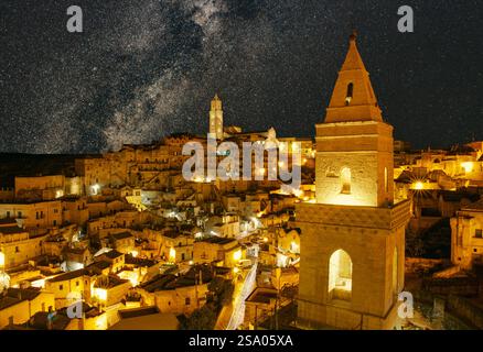 Nächtliche Luftaufnahme des historischen Stadtzentrums von Matera, Italien Stockfoto