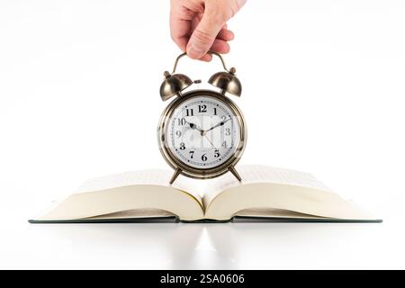 Buch und Uhrzeiger öffnen Stockfoto