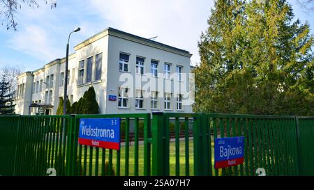 Warschau, Polen. 27. Januar 2025. Grundschule in der Bajkowa Street. Stockfoto