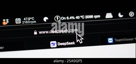 Paris, Frankreich - 28. Januar 2025: Browserfenster auf einem MacBook Pro, in dem die URL der DeepSeek-Website mit einem Cursor angezeigt wird. Systemmetriken und ico Stockfoto