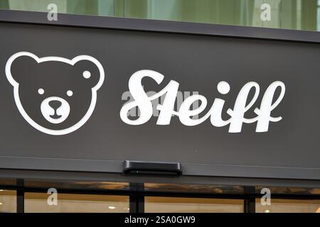 Stuttgart, Baden-Württemberg, Deutschland - 23. Januar 2025: Das beleuchtete Logo der Marke Steiff mit dem ikonischen Teddybär-Symbol an einer modernen Ladenfassade, bekannt für hochwertige Plüschtiere und Tradition seit 1880 *** das beleuchtete Logo der Marke Steiff mit dem ikonischen TEDDYBÄR-Symbol an einer modernen Ladenfassade, bekannt für hochwertige Plüschtiere und Tradition seit 1880 Stockfoto