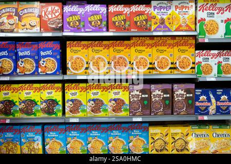 Reihen von Kartons Kartons Kartons mit Frühstückszerealien Müsli in den Regalen im Waitrose Supermarkt in London England Großbritannien 2025 KATHY DEWITT Stockfoto