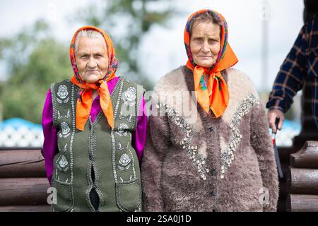 Zwei ältere russische Großmütter in Kopftüchern im Dorf. Stockfoto