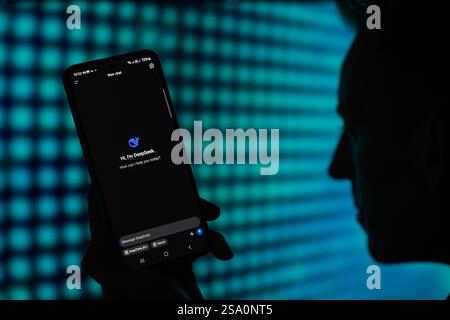 Brüssel, Belgien Januar 2025. Die Deepseek Chatbot-App wird auf einem Mobiltelefon angezeigt, das im Hintergrund in dieser Fotoabbildung zu sehen ist. Aufgenommen in Brüssel, Belgien, am 28. Januar 2025. (Jonathan Raa/SIPA USA) *** ausschließlich für redaktionelle Nachrichten *** Credit: SIPA USA/Alamy Live News Stockfoto