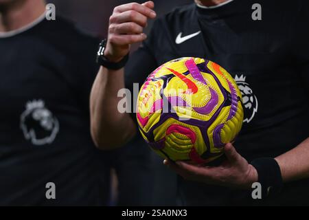 Schiedsrichter mit offiziellem Match Ball der Premier League 2024/25 Saison, Nike Flight Aerowsculpt – Ipswich Town gegen Brighton & Hove Albion, Premier League, Portman Road, Ipswich, Großbritannien – 16. Januar 2025 nur redaktionelle Verwendung – es gelten Einschränkungen bei DataCo Stockfoto