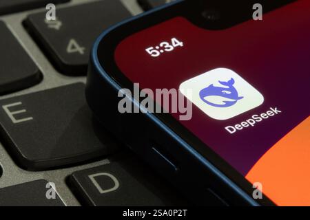 Das Symbol der DeepSeek App wird auf dem Bildschirm eines iPhone angezeigt. DeepSeek ist ein chinesisches Startup mit Sitz in Hangzhou. Stockfoto