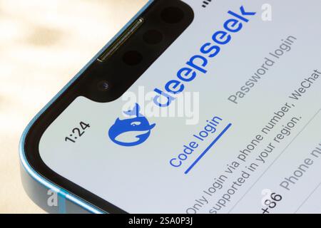 Die Anmeldeseite der DeepSeek App wird auf dem Bildschirm eines iPhone angezeigt. DeepSeek ist ein chinesisches Startup mit Sitz in Hangzhou. Stockfoto