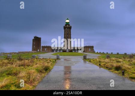 229 Leuchttürme am Cap-Fréhel Cape, älterer von 1702 links und zweiter von 1950, in einer windigen, dunklen, regnerischen Morgendämmerung nach Norden gesehen. Plévenon-Bretagne-Frankreich Stockfoto