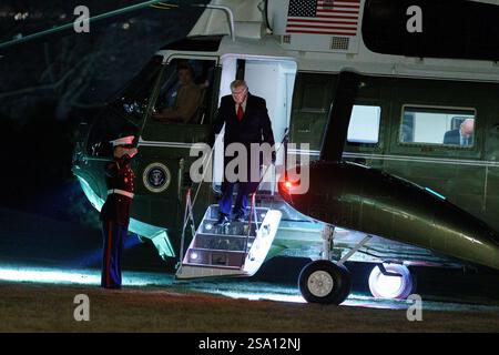 US-Präsident Donald Trump geht die Stufen von Marine One hinunter, als er am 27. Januar 2025 auf dem Südrasen des Weißen Hauses in Washington, DC, USA ankommt. Anfang des Tages hielt Präsident Trump eine Rede beim Abendessen der Republikanischen Mitgliederkonferenz des US-Repräsentantenhauses 2025 in Miami, Florida. Kredit: Will Oliver/Pool über CNP /MediaPunch Stockfoto