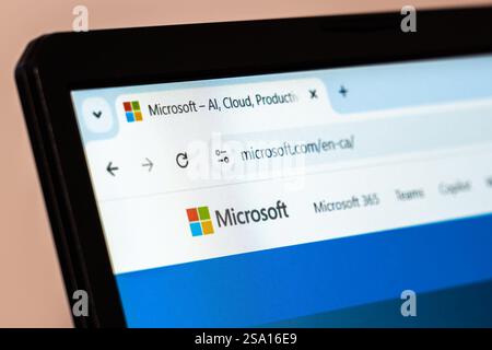 New York, USA – 26. Januar 2025: Microsoft-Website wird auf einem Laptop-Bildschirm angezeigt und zeigt KI- und Cloud-Produktlösungen Stockfoto