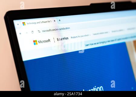 New York, USA – 26. Januar 2025: Die Website von Microsoft Education wird auf einem Laptop-Bildschirm mit Technologie- und Softwarelösungen für den Lernprozess angezeigt Stockfoto