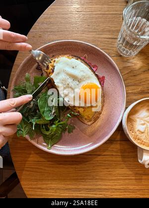 Madame Croque, französischer Toast mit pochiertem Ei, Schinken und Käse Stockfoto