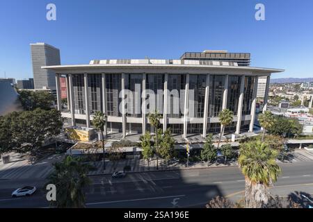 Los Angeles, Kalifornien, USA - 14. Januar 2025: Blick von der Dachterrasse auf den Dorothy Chandler Pavilion und die Grand Ave im Zentrum von LA. Stockfoto