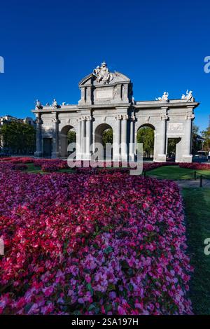 Das zeremonielle Tor der Puerta de Alcalá nach Madrid, Spanien Stockfoto