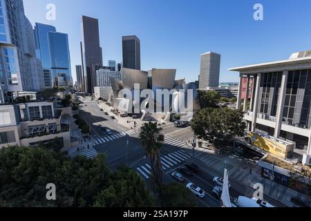 Los Angeles, Kalifornien, USA - 14. Januar 2025: Blick von der Dachterrasse auf Disney Hall und Grand Ave im Zentrum von LA. Stockfoto