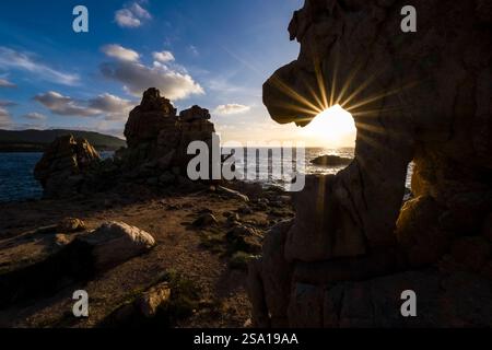 Granitfelsen am Ufer in der Nähe des Li Cossi Strandes in der kleinen Küstenstadt Costa Paradiso bei Sonnenuntergang. Stockfoto