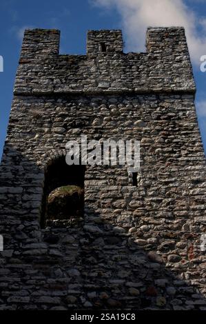 Als Eckturm des Castello di Rovereto oder Castel Veneto in Rovereto, Trentino-Südtirol, wurde die Burg im 13. Jahrhundert von der Familie Castelbarco gegründet und im 15. Jahrhundert von den Venezianern in ein Meisterwerk der Militärarchitektur verwandelt. Stockfoto