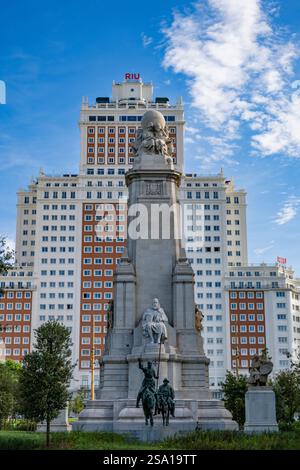 Denkmal für Miguel de Cervantes auf der Plaza de España vor dem Edificio España Madrid Spanien Stockfoto