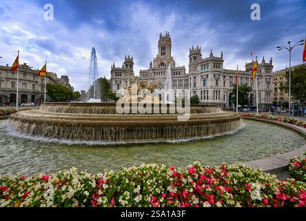 Palacio de Comunicaciones, Madrids prunkvolles Rathaus und der Cibeles-Brunnen auf der Plaza de Cibeles in Madrid, Spanien. Stockfoto