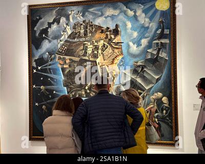 Museo Nacional Centro de Arte Reina Sofia. Eine kleine Menschenmenge bewundert Angeles Santos' Meisterwerk UN Mundo. Madrid, Spanien, Stockfoto