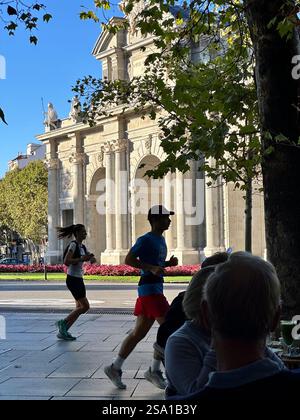 Das zeremonielle Tor der Puerta de Alcalá nach Madrid, Spanien Stockfoto