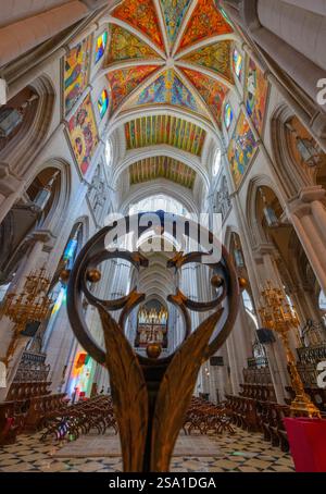 Inneres der Kathedrale von Madrid, Catedral de la Almudena. Madrid, Spanien Stockfoto