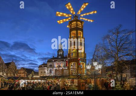Weihnachtsmarkt mit großer Weihnachtspyramide auf dem Marktplatz, hinter dem historischen Rathaus, Lüneburg, Niedersachsen, Deutschland, Europa Stockfoto