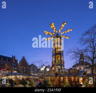 Weihnachtsmarkt mit großer Weihnachtspyramide auf dem Marktplatz, hinter dem historischen Rathaus, Lüneburg, Niedersachsen, Deutschland, Europa Stockfoto