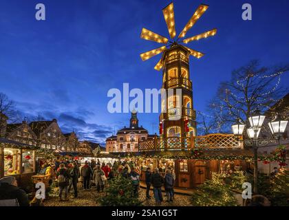 Weihnachtsmarkt mit großer Weihnachtspyramide auf dem Marktplatz, hinter dem historischen Rathaus, Lüneburg, Niedersachsen, Deutschland, Europa Stockfoto