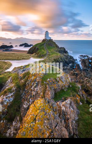Wunderschöner Sonnenaufgang, lange Exposition am Ynys Llanddwyn Island Leuchtturm an der Küste von Anglesey, Nordwales, Großbritannien. Stockfoto
