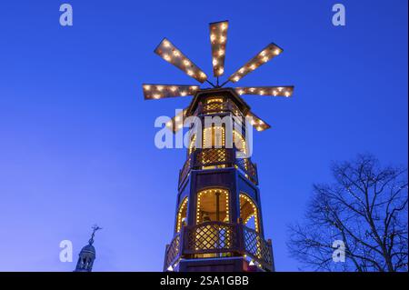 Große Weihnachtspyramide am Weihnachtsmarkt am Marktplatz Lüneburg, Niedersachsen, Deutschland, Europa Stockfoto