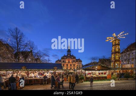 Weihnachtsmarkt mit großer Weihnachtspyramide auf dem Marktplatz, hinter dem historischen Rathaus, Lüneburg, Niedersachsen, Deutschland, Europa Stockfoto
