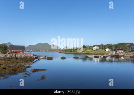 Landschaft und Stadtlandschaft mit Blick auf die Bucht von Skotnesosen, Ballstad, Lofoten, Norwegen, Europa Stockfoto