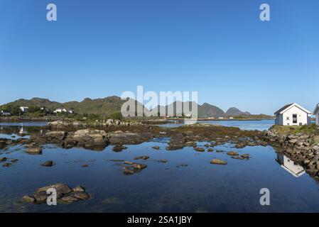 Landschaft und Stadtlandschaft mit Blick auf die Bucht von Skotnesosen, Ballstad, Lofoten, Norwegen, Europa Stockfoto