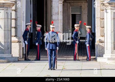 Zeremonie zum Wechsel der Königlichen Garde im Königlichen Palast von Madrid (Palacio Real) Madrid, Spanien Stockfoto