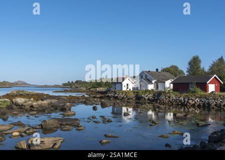 Landschaft und Stadtlandschaft mit Blick auf die Bucht von Skotnesosen, Ballstad, Lofoten, Norwegen, Europa Stockfoto