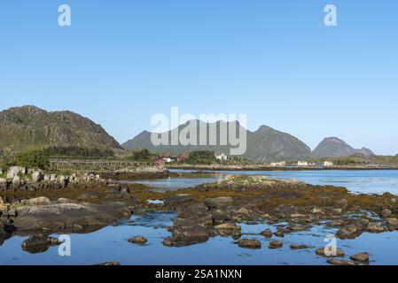 Landschaft mit Blick über die Bucht Skotnesosen, Ballstad, Lofoten, Norwegen, Europa Stockfoto