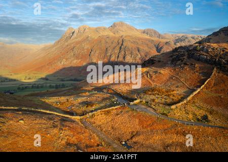 Aus der Vogelperspektive des Langdale Valley mit Wintersonnenlicht auf den Bergen, Lake District, Großbritannien. Stockfoto