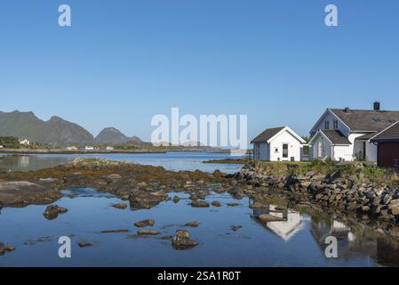 Landschaft und Stadtlandschaft mit Blick auf die Bucht von Skotnesosen, Ballstad, Lofoten, Norwegen, Europa Stockfoto