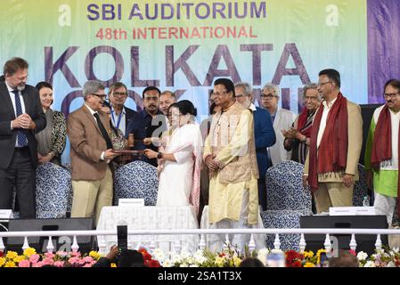 Kalkutta, Indien. Januar 2025. Mamata Banerjee, Premierminister von Westbengalen, weiht am 28. Januar 2025 die 48. Internationale Buchmesse in Kalkutta ein, zusammen mit dem deutschen Botschafter Phillip Ackermann, Tridip Kumar Chatterjee und Sudhanshu Shekhar Dey. (Foto: Debajyoti Chakraborty/NurPhoto) Credit: NurPhoto SRL/Alamy Live News Stockfoto