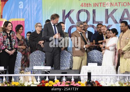 Kalkutta, Indien. Januar 2025. Mamata Banerjee, Premierminister von Westbengalen, weiht am 28. Januar 2025 die 48. Internationale Buchmesse in Kalkutta ein, zusammen mit dem deutschen Botschafter Phillip Ackermann, Tridip Kumar Chatterjee und Sudhanshu Shekhar Dey. (Foto: Debajyoti Chakraborty/NurPhoto)0 Credit: NurPhoto SRL/Alamy Live News Stockfoto
