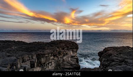 Eine atemberaubende Küstenlandschaft mit felsigen Klippen und einem riesigen Ozean unter einem farbenfrohen Sonnenuntergang Himmel mit schroffen Wolken. In El Hierro, den Kanarischen Inseln, Spai Stockfoto