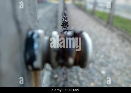 27.01.2025, Fotos der Gedenkstätte Auschwitz zum 80. Jahrestag der Befreiung des Konzentrationslagers, Stacheldraht im Stammlager KL Auschwitz I, Foto: Dennis Ewert/RHR-FOTO Stockfoto