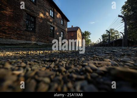 27.01.2025, Fotos der Gedenkstätte Auschwitz zum 80. Jahrestag der Befreiung des Konzentrationslagers, Lagerstraße mit Baracken im Stammlager des KL Auschwitz I, Foto: Dennis Ewert/RHR-FOTO Stockfoto