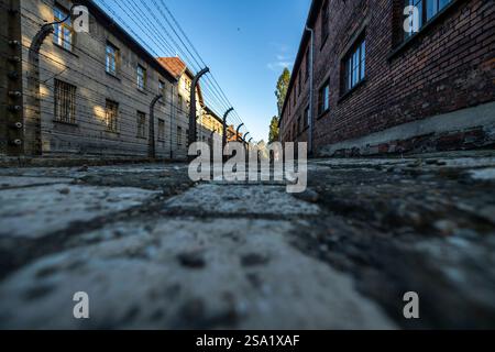 27.01.2025, Fotos der Gedenkstätte Auschwitz zum 80. Jahrestag der Befreiung des Konzentrationslagers, Stacheldraht und Baracken im Stammlager des KL Auschwitz I, Foto: Dennis Ewert/RHR-FOTO Stockfoto